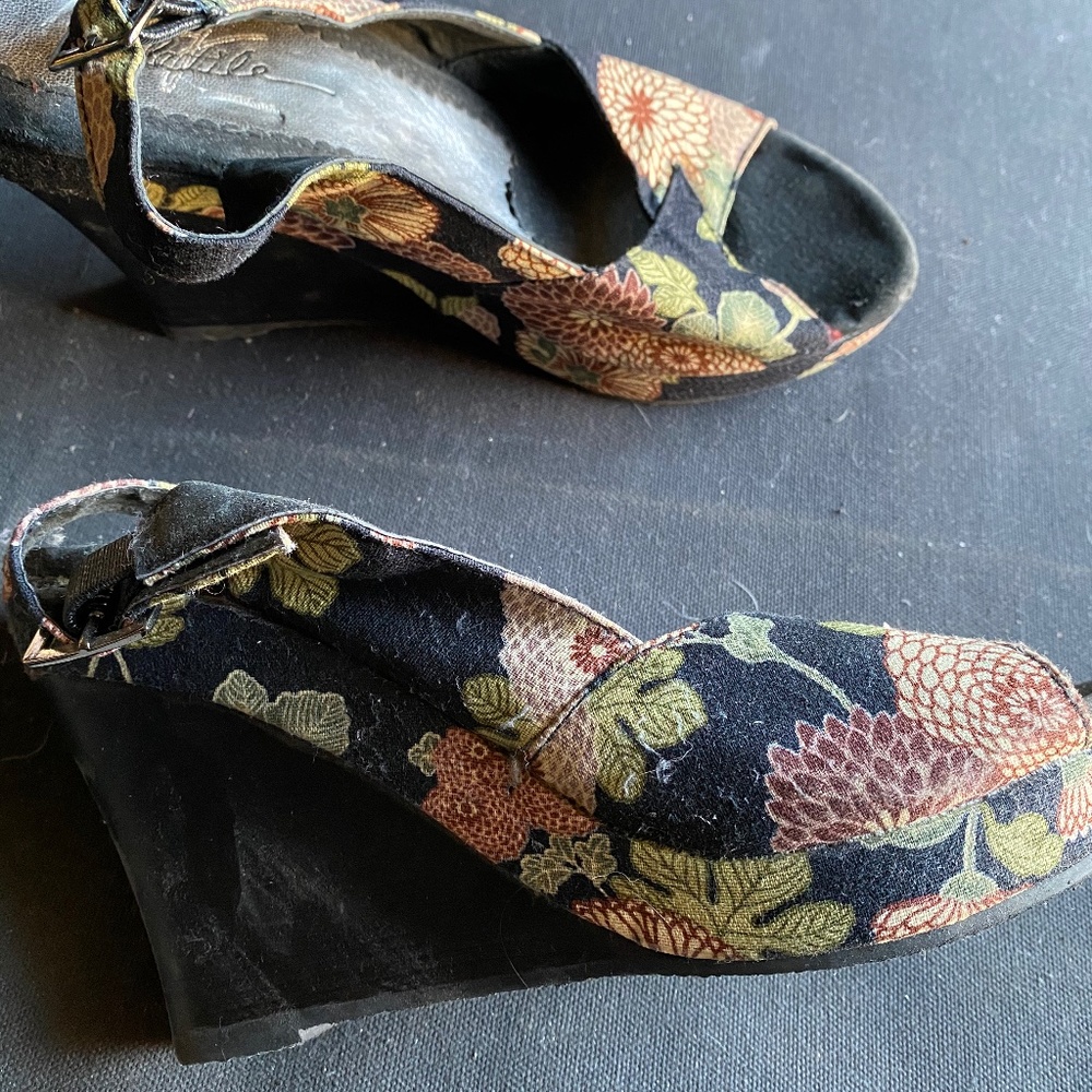 VINTAGE WEDGE HEELS - Picture 3 of 6